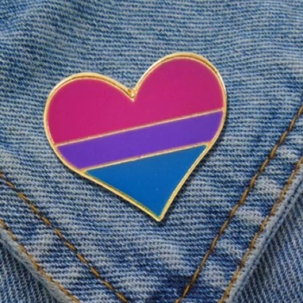 Bi pride heart pin